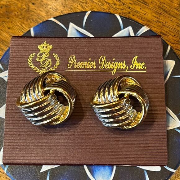 Premier Designs Devotion Large Ribbon Knot Clip on Earrings #C10. New on Card! - Picture 1 of 3